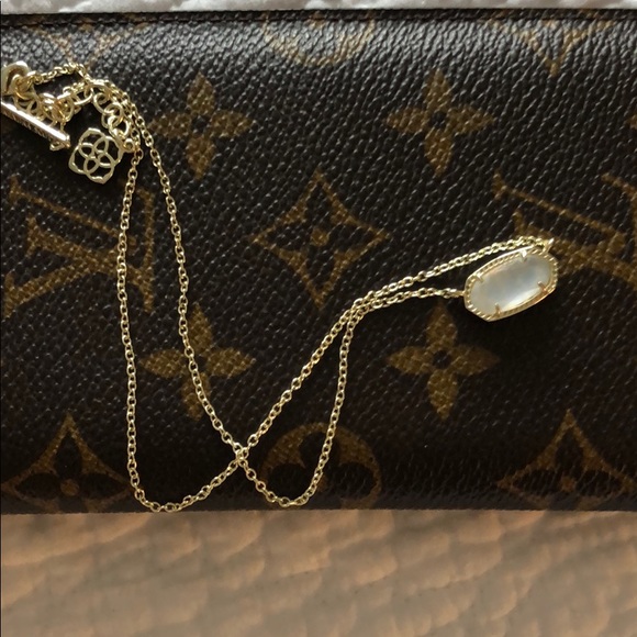 Kendra Scott Jewelry - Elisa Gold Pendant Necklace in White Kyocera Opal